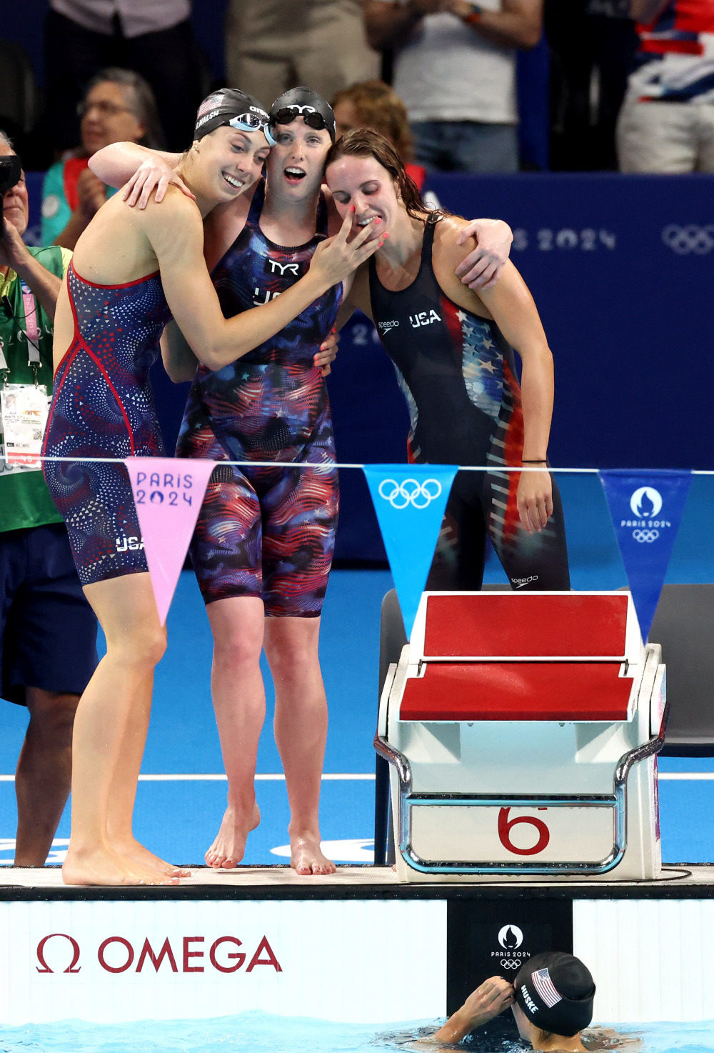 关于澳大利亚队在游泳混合接力中称霸的信息