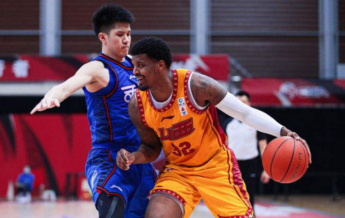 关于强队对抗新秀，场面激烈刺激的信息