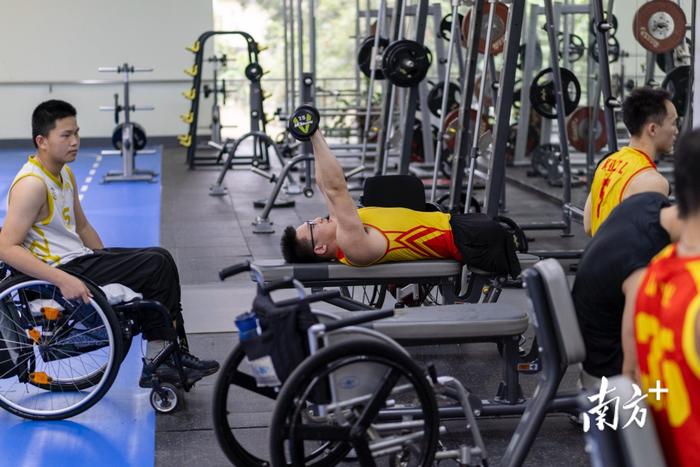 运动员们耐心细致，静心备战