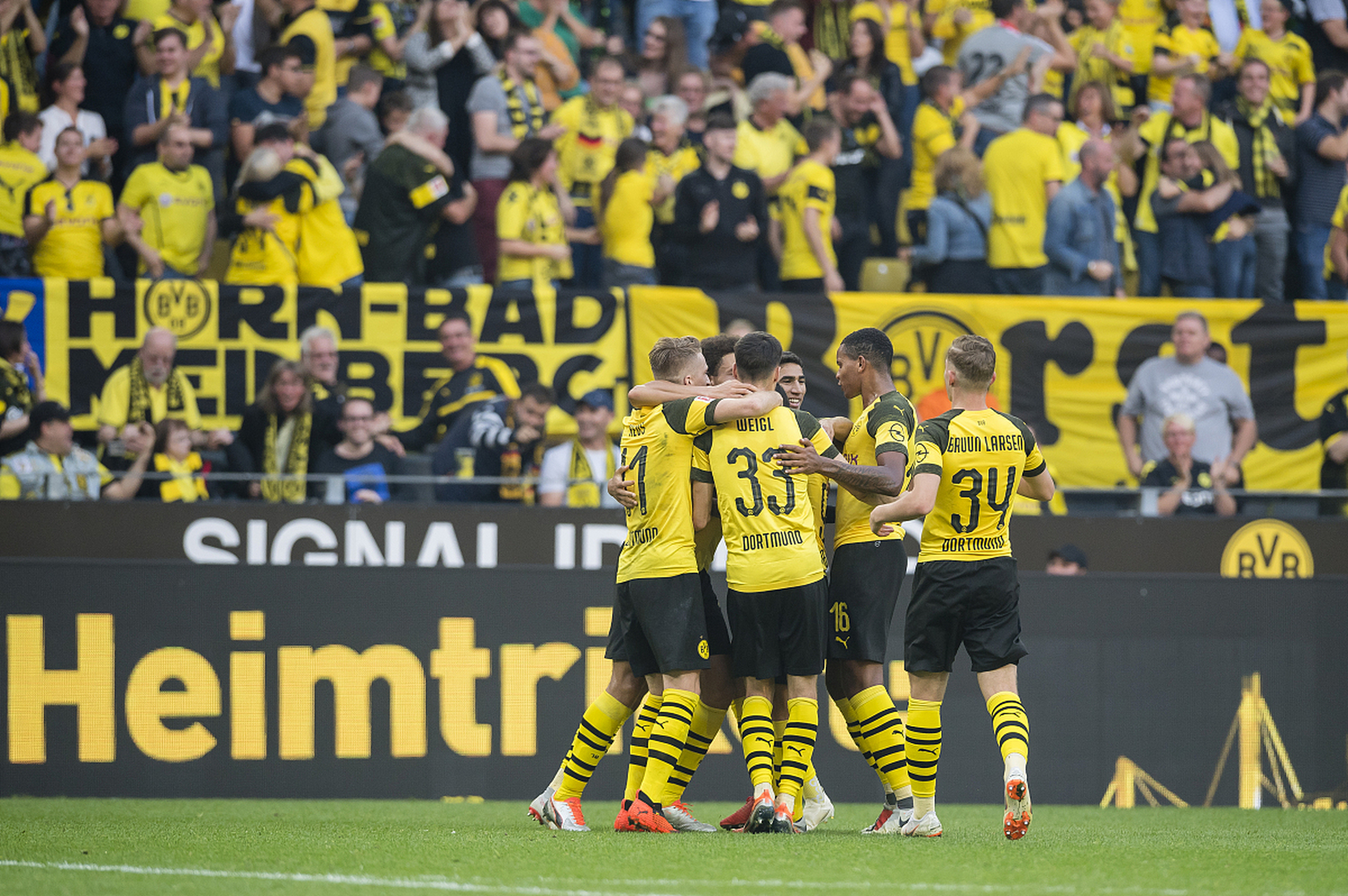 足球场边积极训练！多特蒙德队备战重要比赛