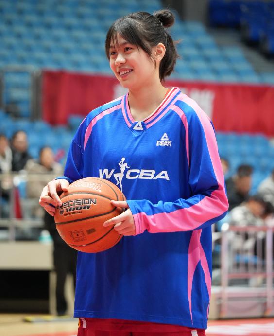 世俱杯分组-上海女篮备战成功，全队士气高涨信心满满