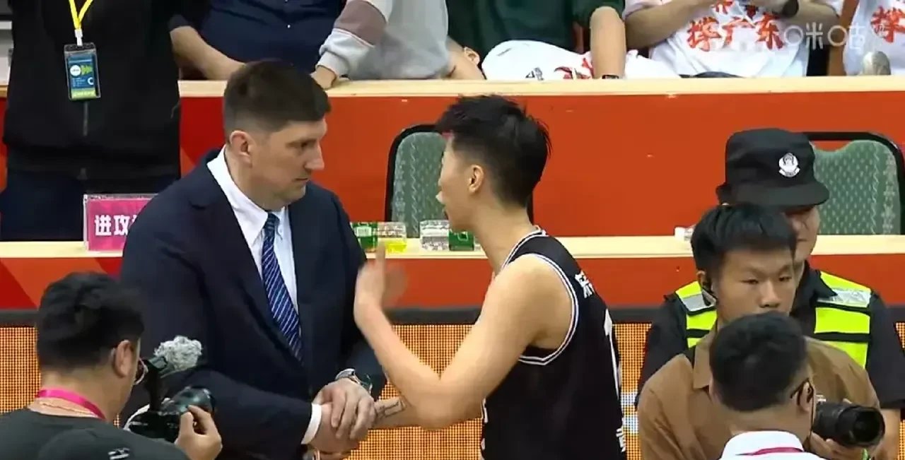 世俱杯分组-包含球员个人表现亮眼，助球队击败对手的词条