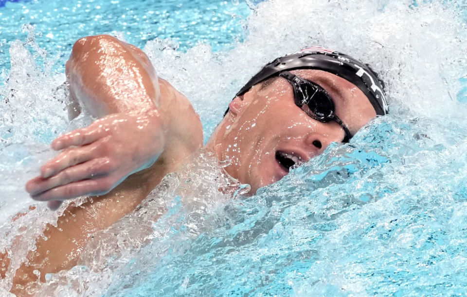 包含游泳赛场上，巴西运动员夺金的词条