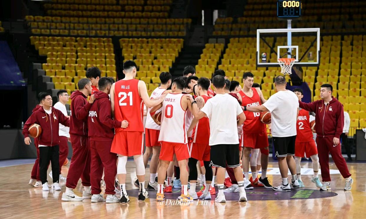 球队备战国际篮球赛，引入新战术应对强敌