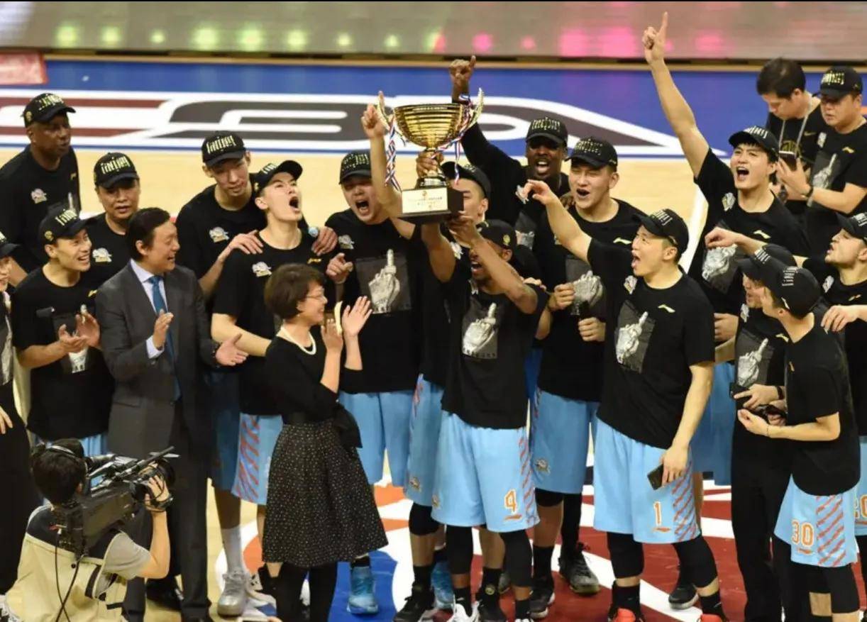 关于辽宁男篮在场上展现强大实力，获得关键胜利的信息