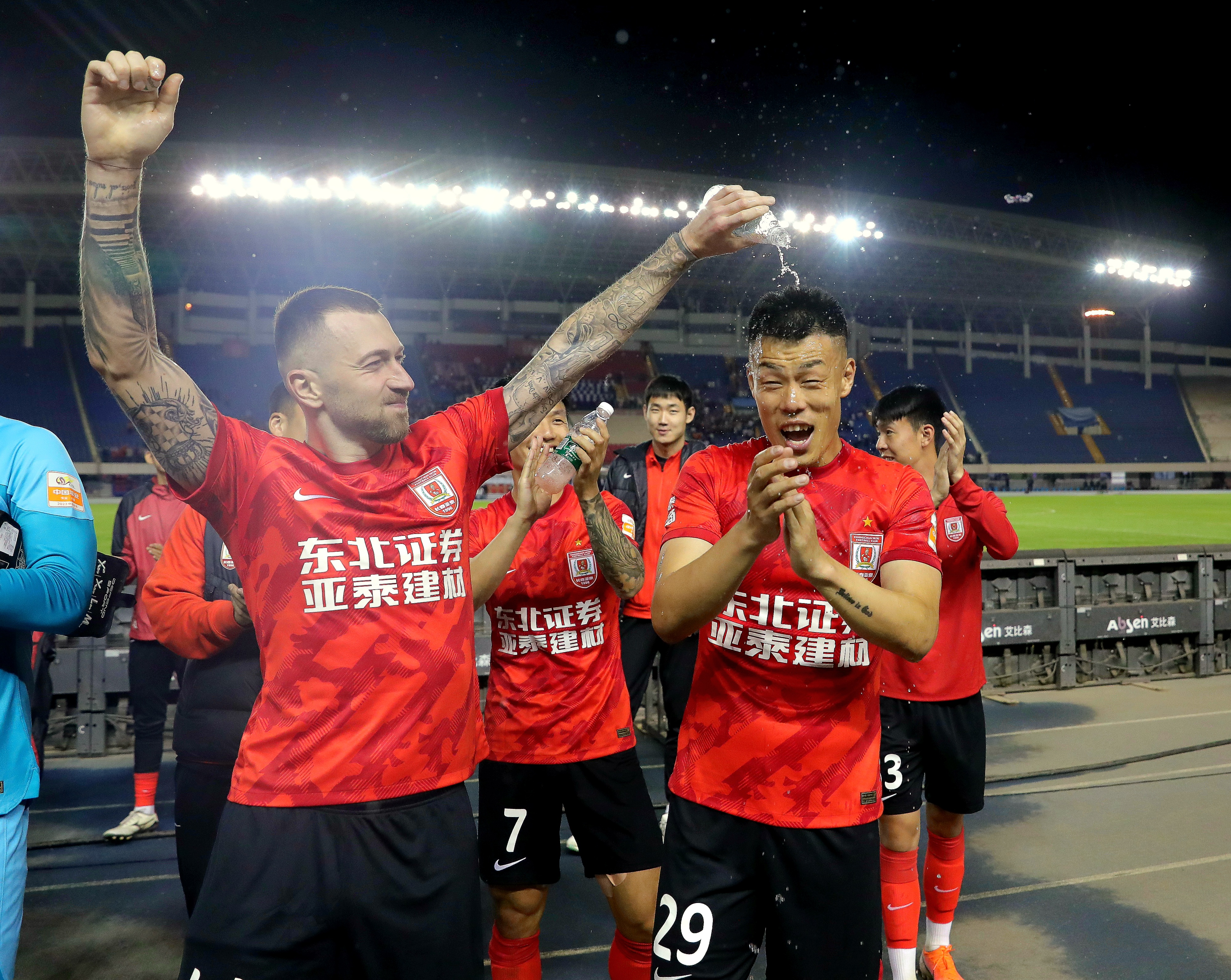 包含广州恒大在主场战胜青岛黄海，保持稳定的词条