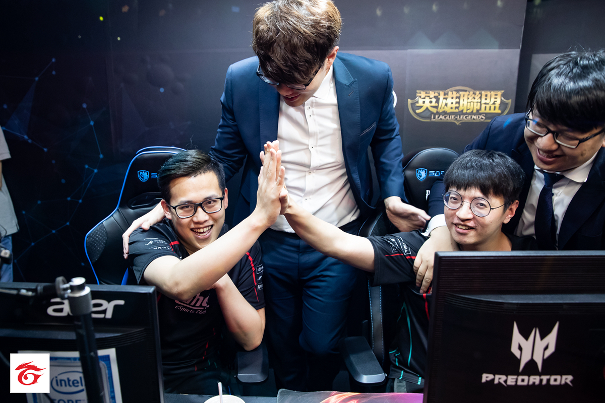 MAD血洗FLY，CoreJJ线上压制力十足顶尖较量八强赛，让粉丝疯狂欢呼