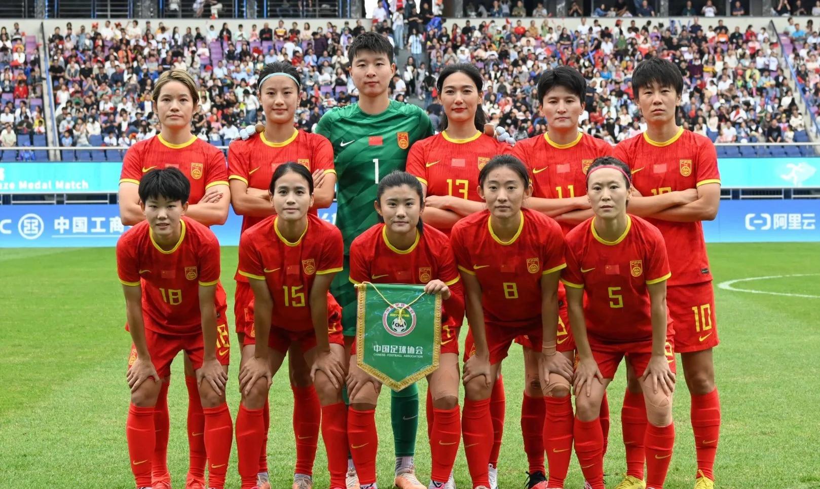 委内瑞拉国家女足在比赛中全队合力